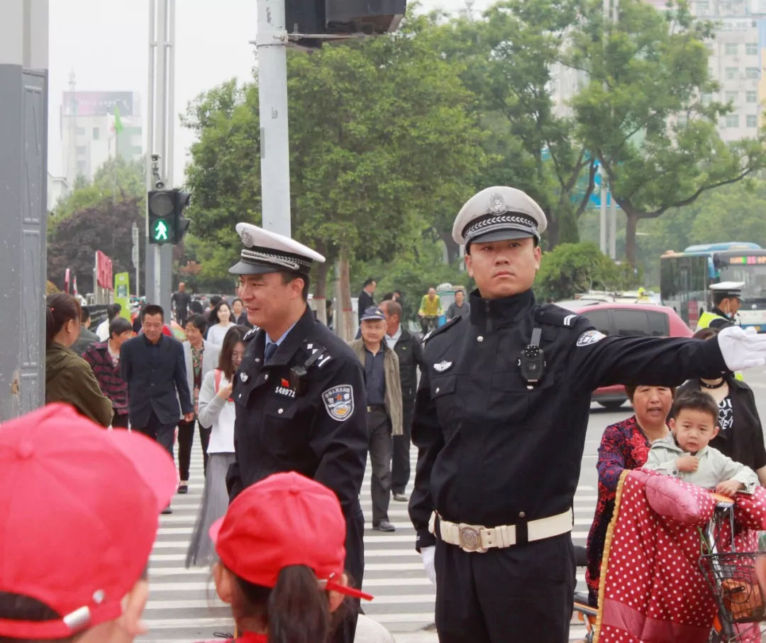 少年中国行小记者走进聊城市医院岗交警